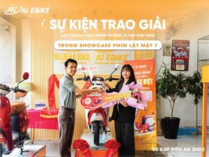 Trao giải cho Khách hàng trúng xe trong Showcase Lật Mặt 7