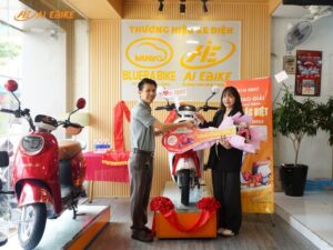 Lễ trao giải cho Khách hàng trúng xe trong Showcase Lật Mặt 7