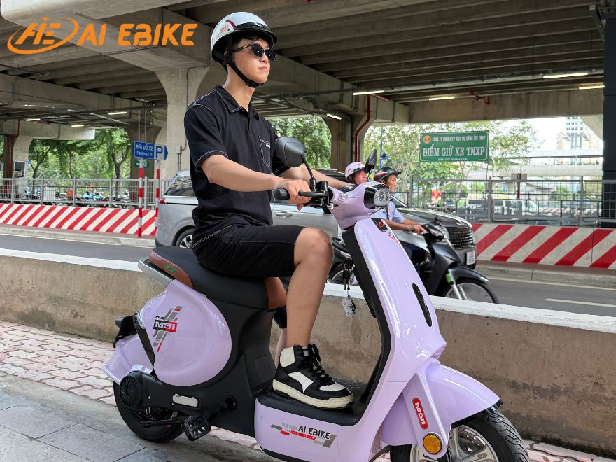 Đội mũ bảo hiểm khi chạy xe đạp điện