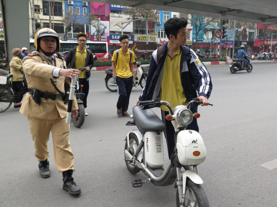 Mức phạt không đội mũ bảo hiểm khi đi xe đạp điện